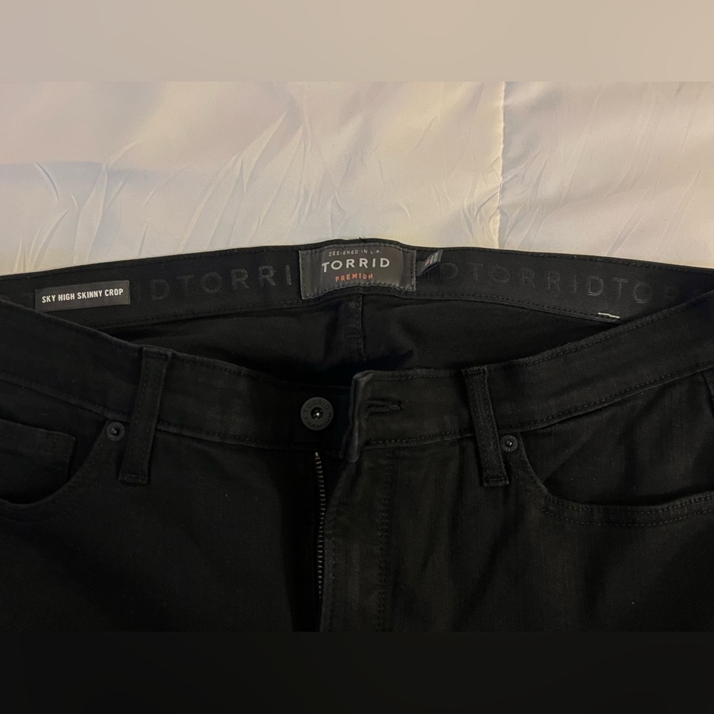 Pre-LOVED Torrid premium sky high skinny crop jeans. Size 16. EUC. - Picture 3 of 10